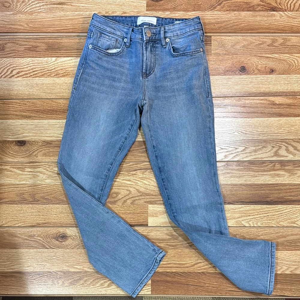 Blue Straight Leg Jeans with Classic Wash and Zipper Fly